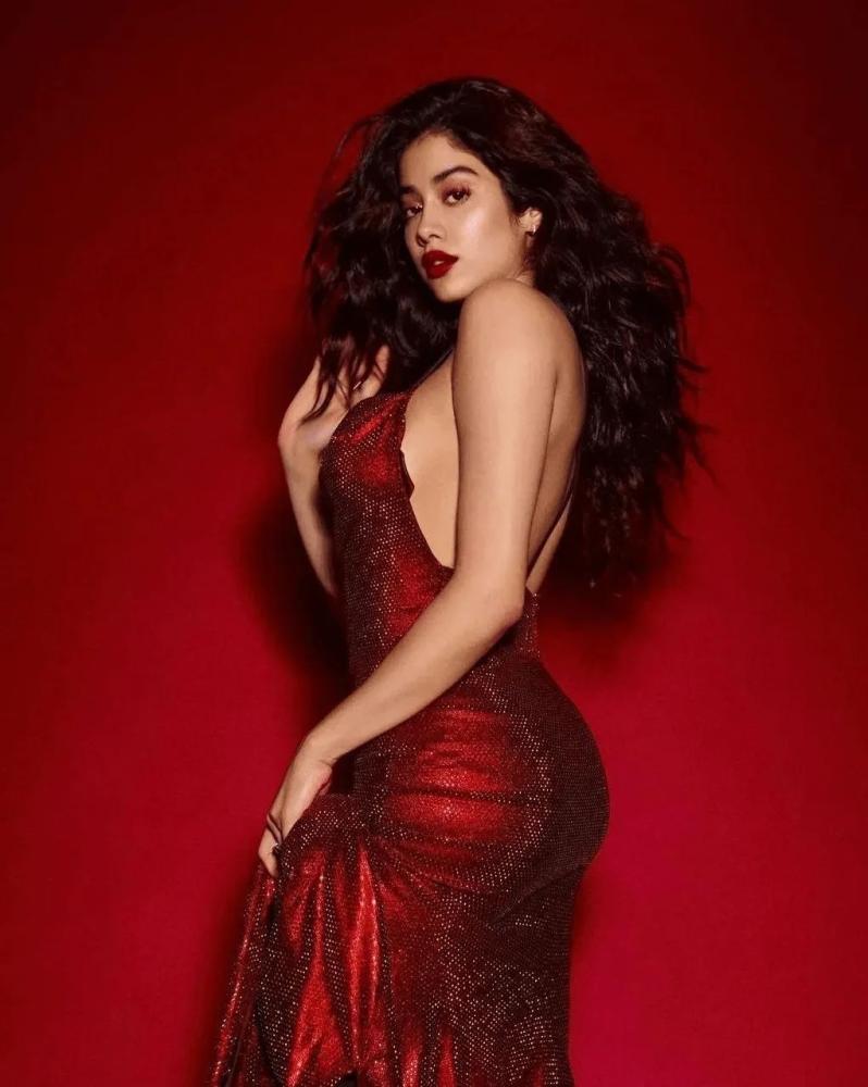 janhvi-kapoor-hottest-photos
